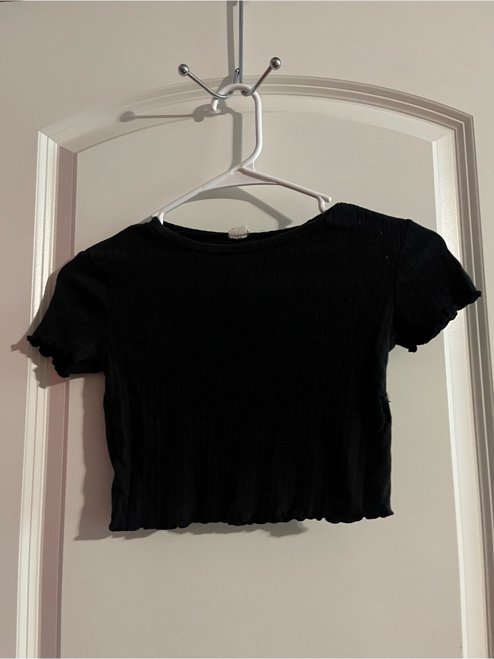 SHEIN Black Ribbed Lettuce-Edge Crop Top